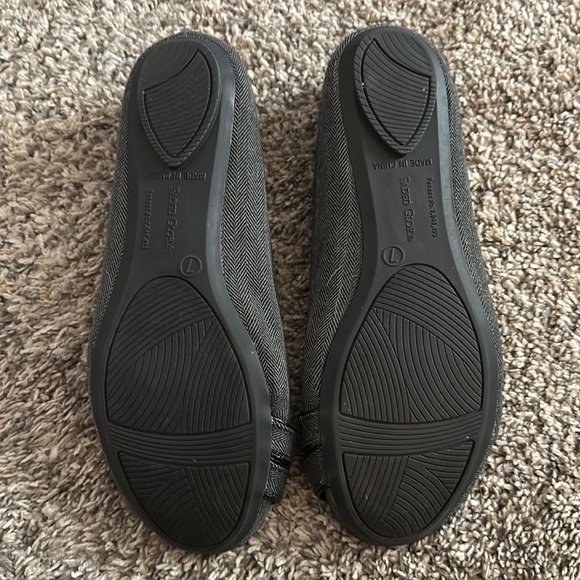 Faded Glory gray women’s adorable flats with two straps and buttons on top - Picture 5 of 6